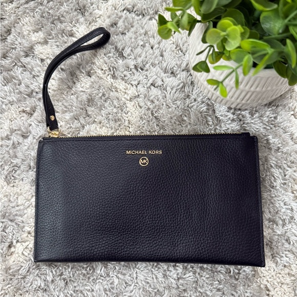 Michael Kors Handbags - Like new Michael Kors Wristlet